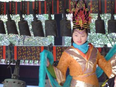 Çin İzlenimleri - Geleneksel giysileriyle Çinli kız (Cheng Du)